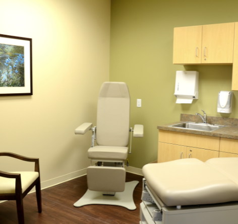 resident clinic at Wesley Ridge that includes physician exam chair and table